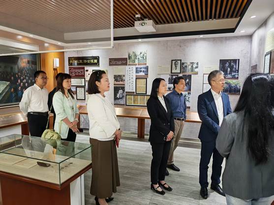 一群人站在厨房里描述已自动生成